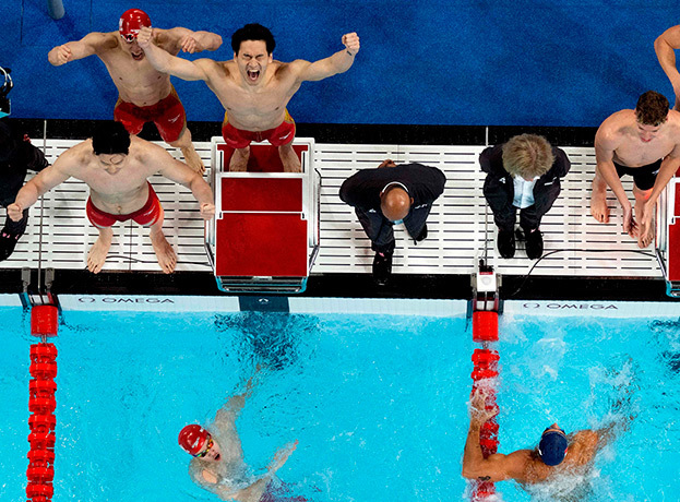 Китайские спортсмены празднуют победу.