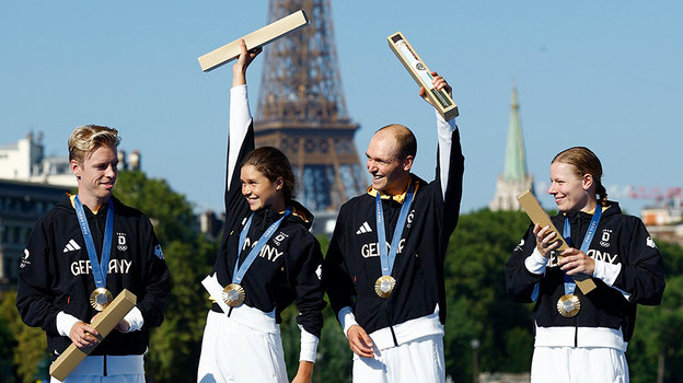 Сборная Германии празднует победу.
