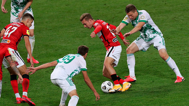 Максим Глушенков (в центре).