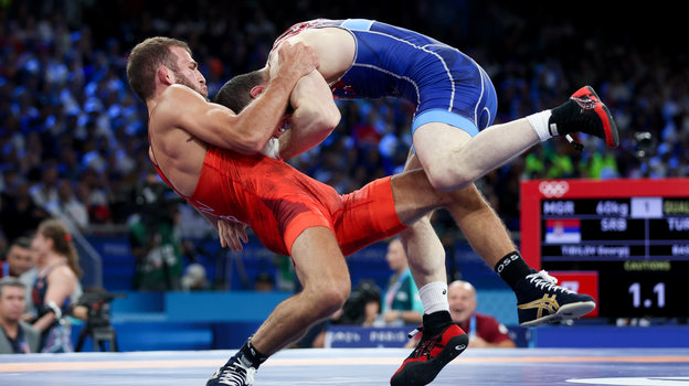 Георгий Тибилов сражается с Энесом Башаром.