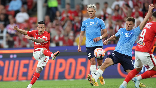 Эсекьель Барко (слева) наносит удар по воротам «Крыльев Советов».