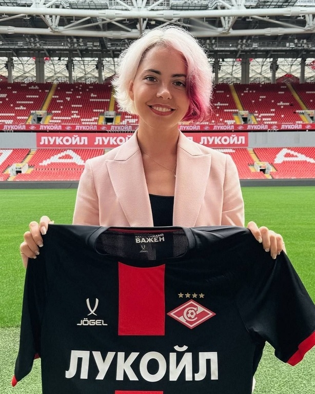 Юлия Сугробова на стадионе «Спартака».