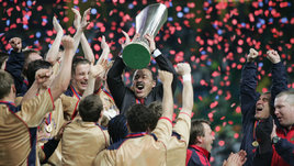 Валерий Газзаев празднует победу ЦСКА в Кубке УЕФА в 2005 году