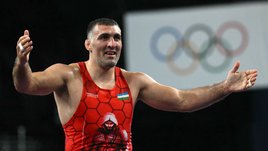 «Когда нагло отбирают мечту, хочется доказать, что это ошибка». Как бывшие россияне выступают на олимпийском турнире борцов