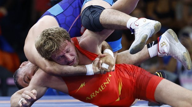 Рустам Ассакалов (в синей форме) и Артур Алексанян.