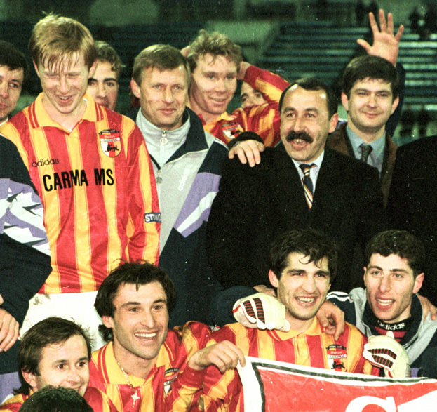 Валерий Газзаев с игроками «Алании» в 1995 году. Валерий Газзаев с футболистами «Алании» в 1995 году