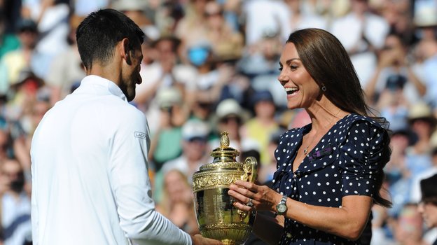 Новак Джокович получает трофей из рук Кейт Мидллтон на Уимблдоне-2022.