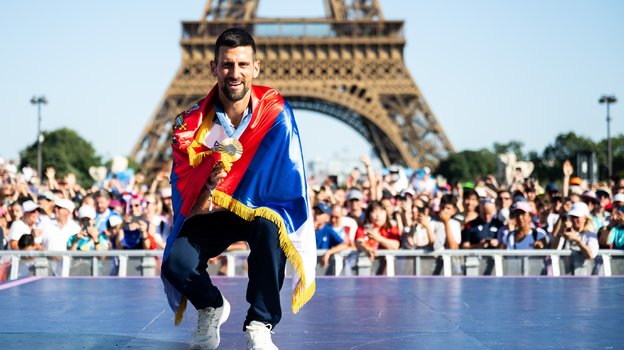 Новак Джокович отмечает победу на Олимпиаде-2024.