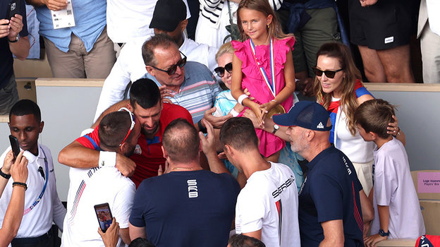 Новак Джокович с родителями, женой, дочерью и сыном после победы на Олимпиаде-2024 в Париже.
