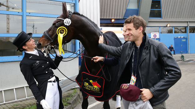 Томас Мюллер с женой Лизой, которая является профессиональной наездницей.