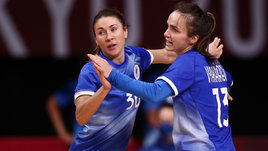 Гандболистки Юлия Манагарова и Анна Вяхирева