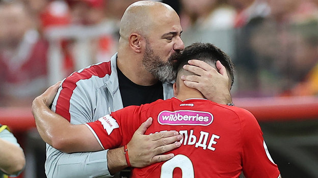 Деян Станкович и Манфред Угальде. Деян Станкович и Манфред Угальде