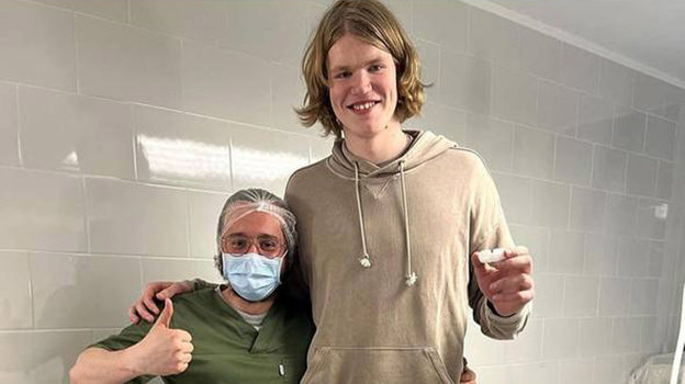 Александр Карманов (справа). Хоккеист Александр Карманов (справа)