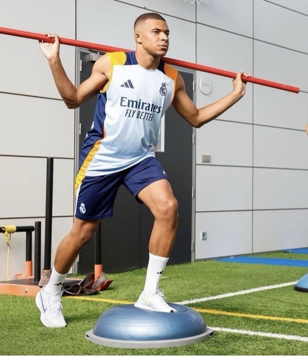 Килиан Мбаппе на тренировке «Реала».