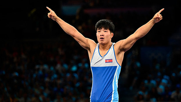 Северокорейские борец Ри Се Ун празднует бронзу.