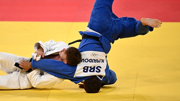 Неманья Майдов (в синей форме).