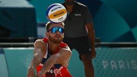 «Один случай на тысячу». Обиднейшая ошибка выбила олимпийских чемпионов из волейбольного турнира