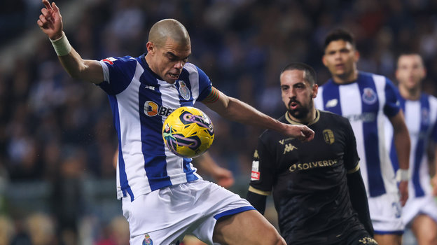 Пепе в матче «Порту» против клуба «Визела».