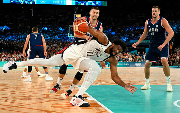 Джоэль Эмбид с мячом.