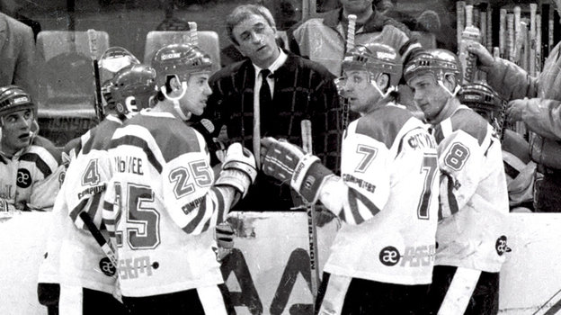 Юрий Хмылев (№25).