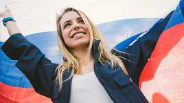 Девушка с российским флагом