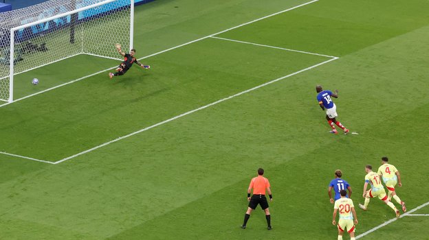 Жан-Филипп Матета реализует пенальти в ворота Испании.