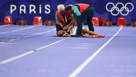 Жуткий момент Игр: француженка потеряла сознание во время кросса. Соперницы бежали мимо, пока ей оказывали помощь