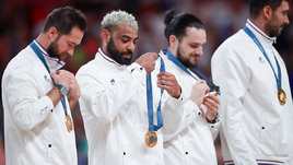 Волейболист сборной Франции Эрвин Нгапет с золотой медалью Олимпийских игр-2024