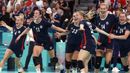 Норвежки с третьей попытки прорвались в олимпийский финал и забрали золото. До этого их тормозила наша сборная