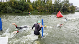 Участники соревнований по триатлону в Казани