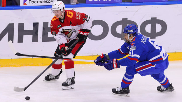 Владимир Ткачев (слева). Хоккеист «Авангарда» Владимир Ткачев