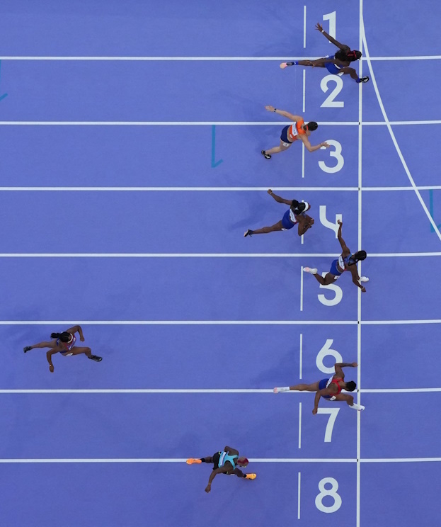 Финиш в беге на 100 метров с барьерами.