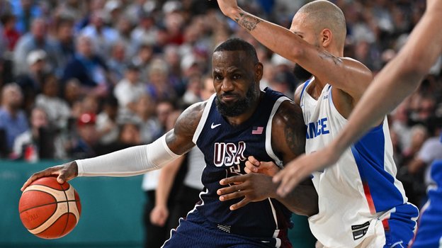 Леброн Джеймс (с мячом) в финале Олимпиады-2024 против Франции.