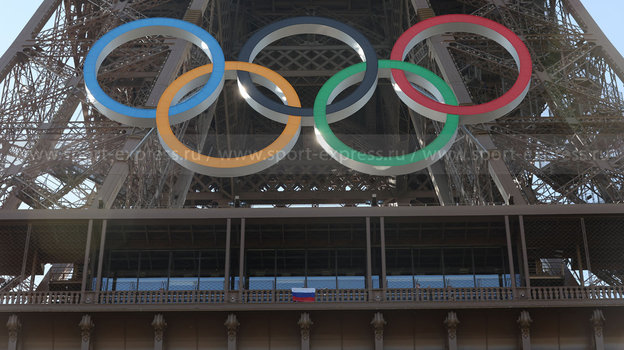 Флаг России на Эйфелевой башне в Париже