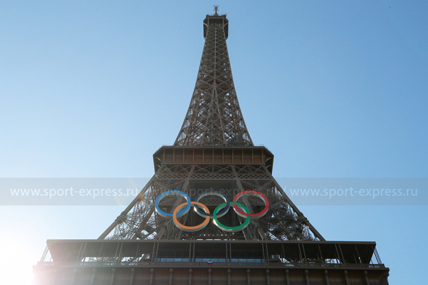 Флаг России на Эйфелевой башне в Париже