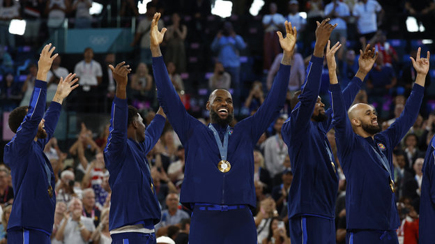 Леброн Джеймс празднует победу на Олимпиаде с партнерами по сборной США. Леброн Джеймс празднует победу на Олимпиаде с партнерами по сборной США