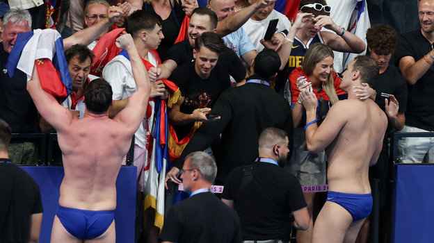 Волейболисты сборной Сербии принимают поздравления.