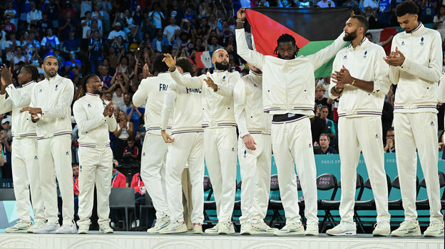 Матиас Лессор (третий справа) с флагом Мартиники. Баскетболист Матиас Лессор (третий справа) с флагом Мартиники