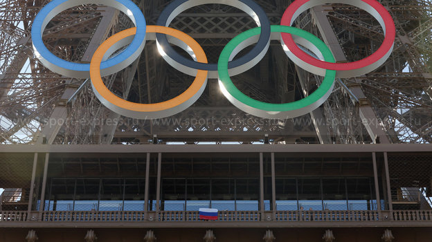 Российский флаг на Эйфелевой башне.