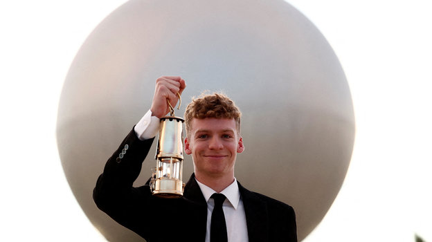 Леон Маршан с олимпийским огнем.