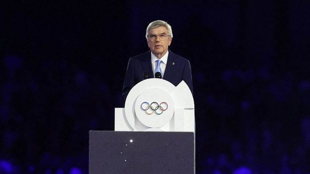 Президент МОК Томас Бах выступает с речью на церемонии закрытия Олимпиады-2024.