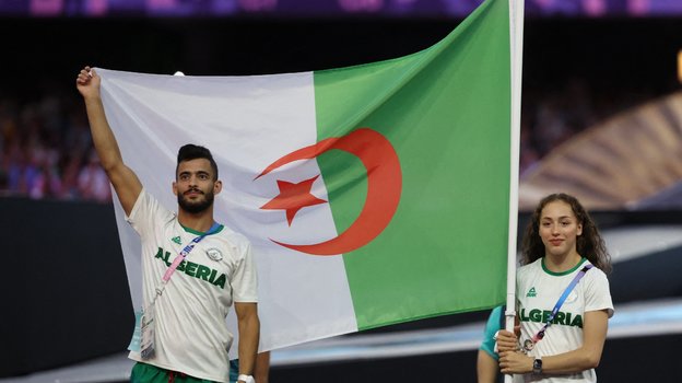 Джамель Седжати и Кайлия Немур несут флаг Алжира на церемонии закрытия Олимпиады-2024.