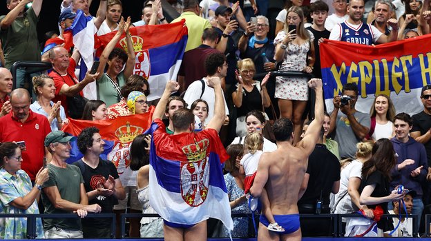 Сербские фанаты на матче по водному поло на Олимпиаде-2024.