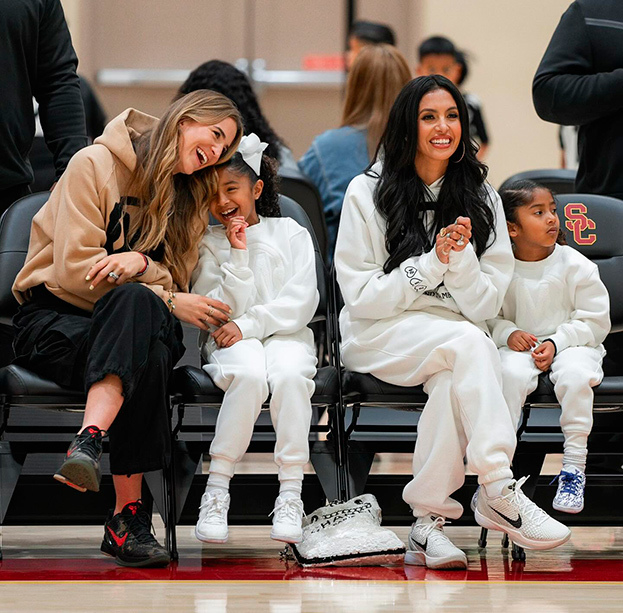 Сабрина Ионеску с женой и детьми Коби Брайанта.