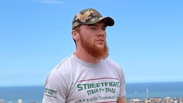 Как-то на Шару Буллета напали тайцы с ножами. Дрался барным стулом, кого-то уронил, спасся