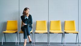 Девушка ждет собеседование