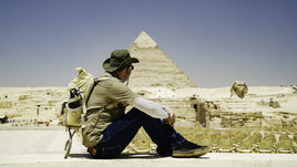 Археолог на фоне пирамиды