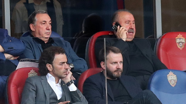 Верхний ряд: президент ЦСКА Евгений Гинер и Валерий Газзаев. Нижний ряд: гендиректор ЦСКА Роман Бабаев и председатель правления клуба Максим Орешкин.