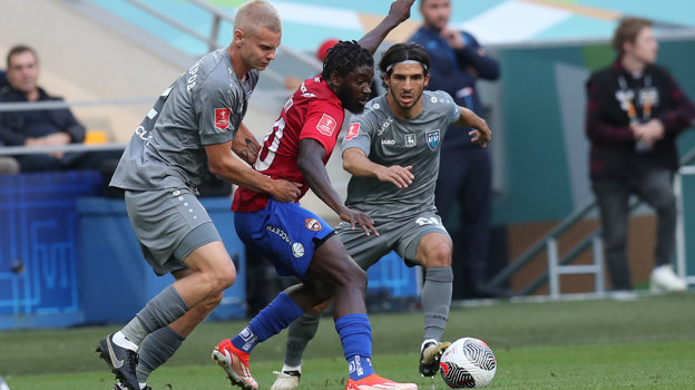 Футболисты Виктор Александров, Секу Който и Валерий Царукян в матче ЦСКА — «Пари НН»