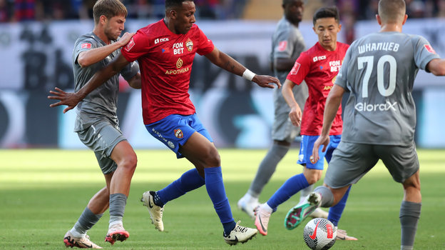 Футболисты Николоза Кутателадзе и Мойзес в матче ЦСКА — «Пари НН»